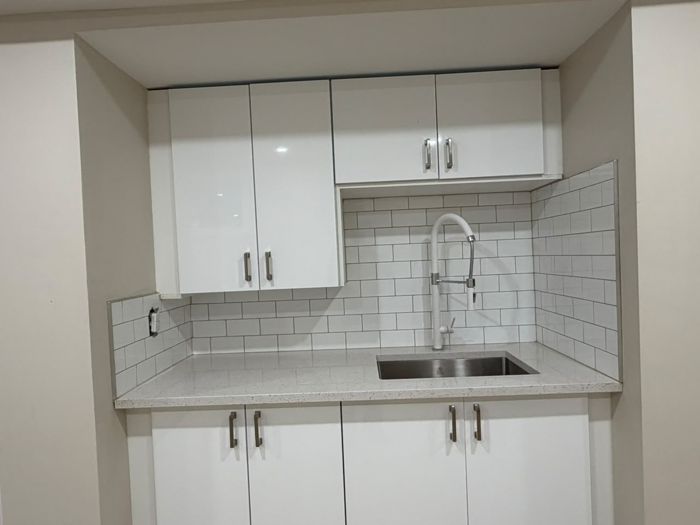 Basement kitchenette - quartz & subway tile